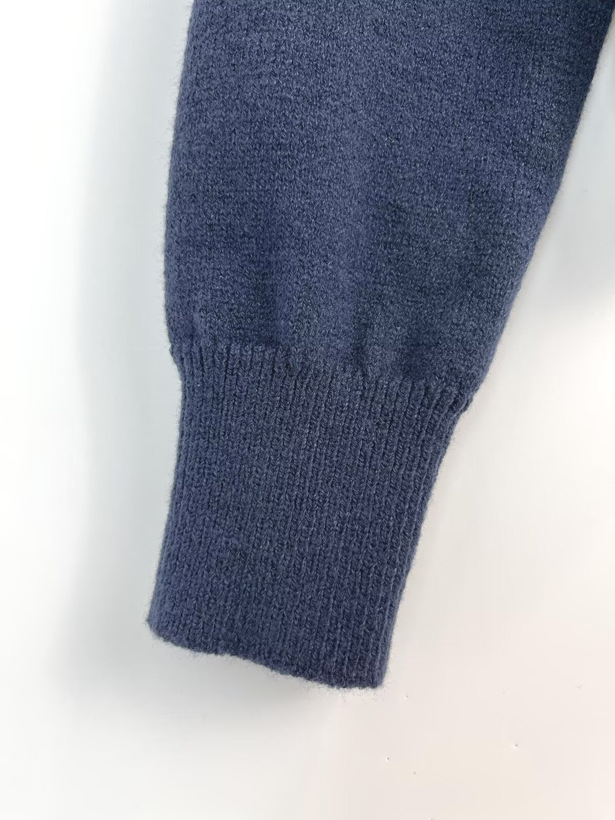 סוודר סריג קצר עם צווארון טלאים מנוגד לנשים