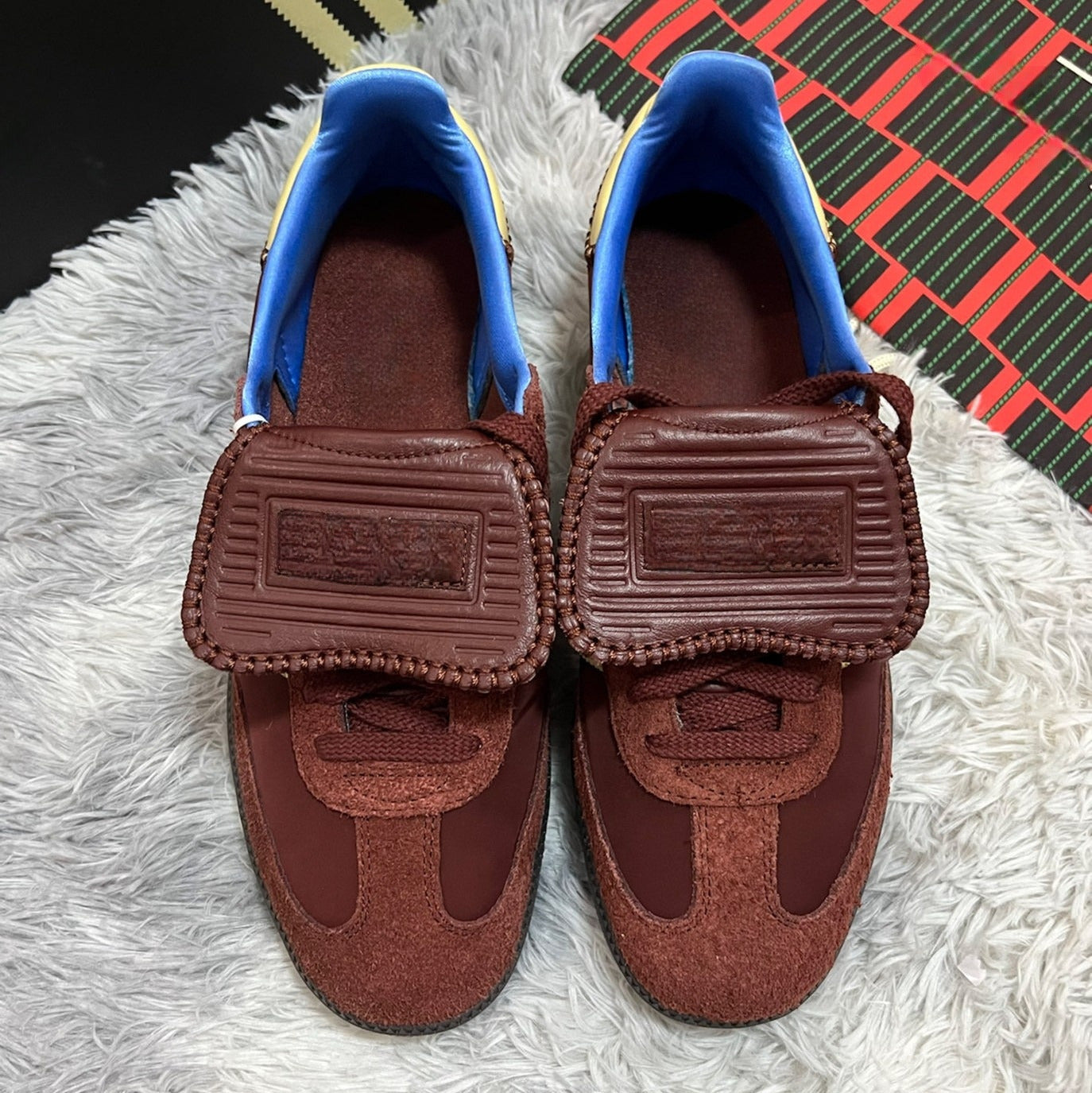 Men and women with the same new fashion Joker lace-up non-slip wear-resistant shoes have a shoe box.