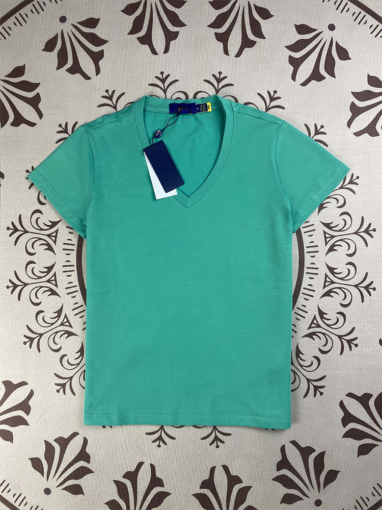 חולצת טריקו צמודה עם צווארון V בצבע אחיד ועם רקמה בצבע ג'וקר לנשים