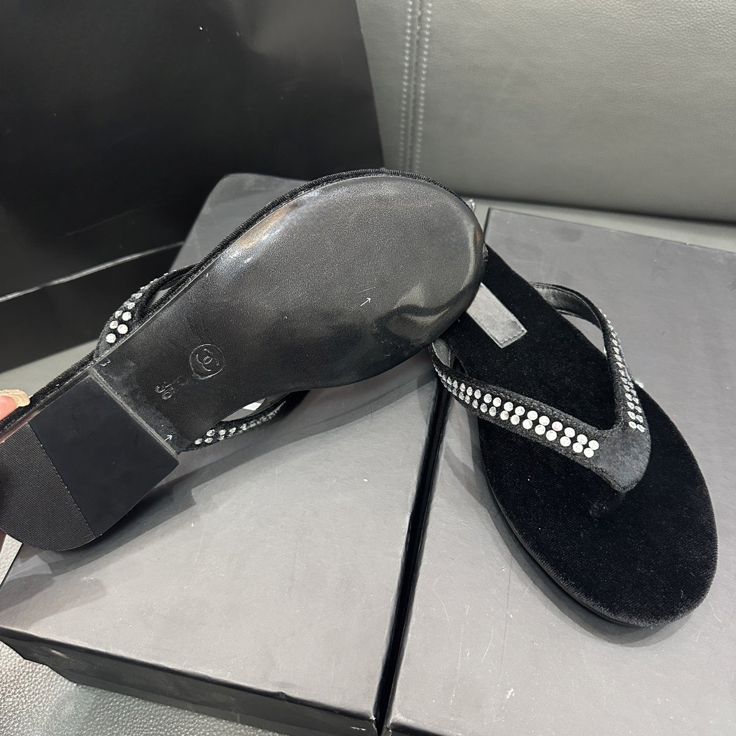 Women's New Fashion Joker Rhinestone Decorative Thin Bottom Toe Slippers Have A Shoe Box.