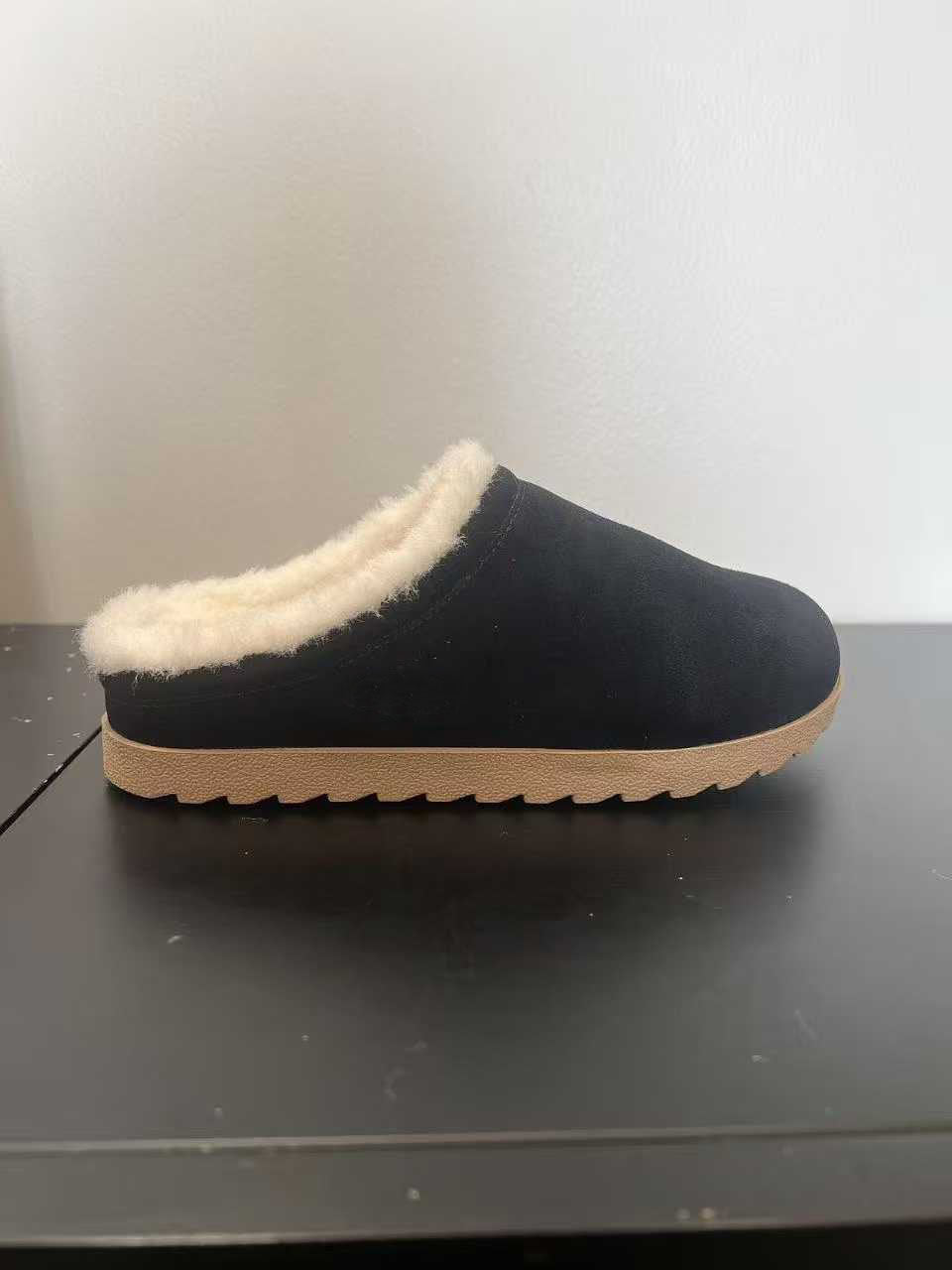 Women's new autumn and winter warm slippers have a shoe box