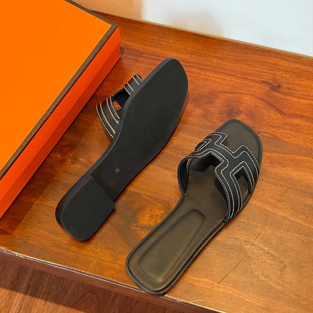 סנדלים שטוחים רקומים מעור ג'וקר לנשים אופנתיות חדשות.