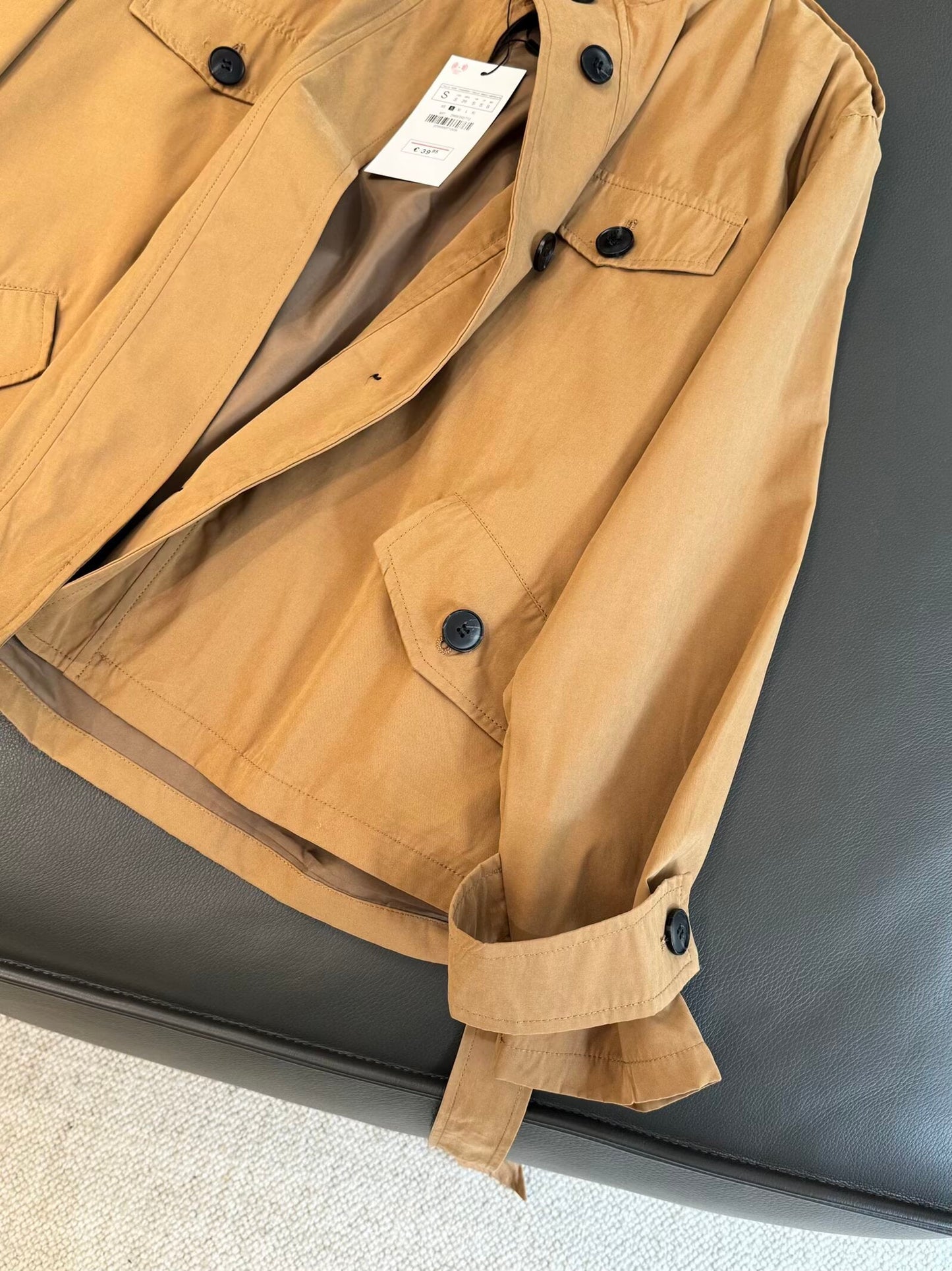 מעיל רוח קצר רטרו עם צווארון עומד ואופנה חדשה לנשים עם חגורה