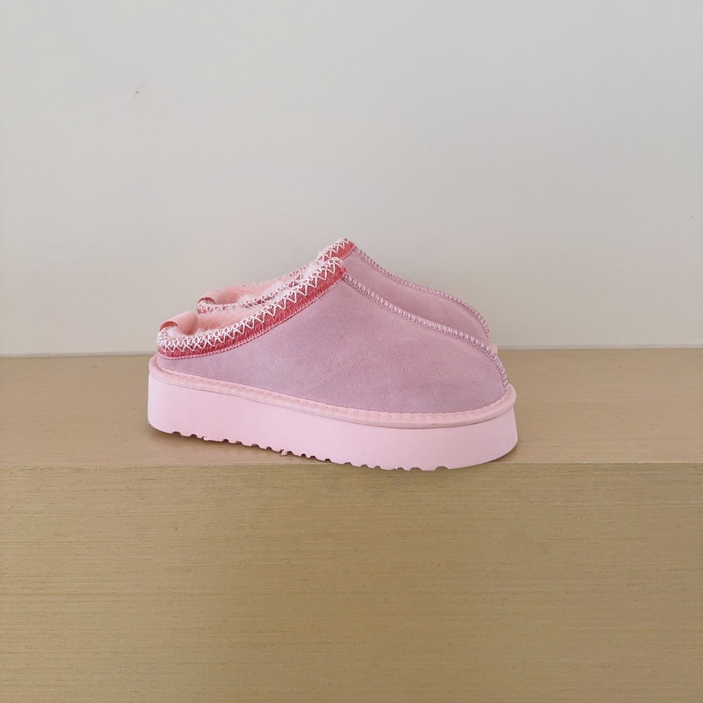 Women's embroidered thick-soled semi-mopped snow boots have a shoe box