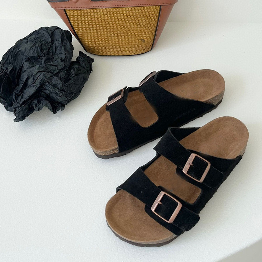 גברים ונשים עם אותם סנדלים חדשים וקז'ואליים של ג'וקר עם חזה כפול.