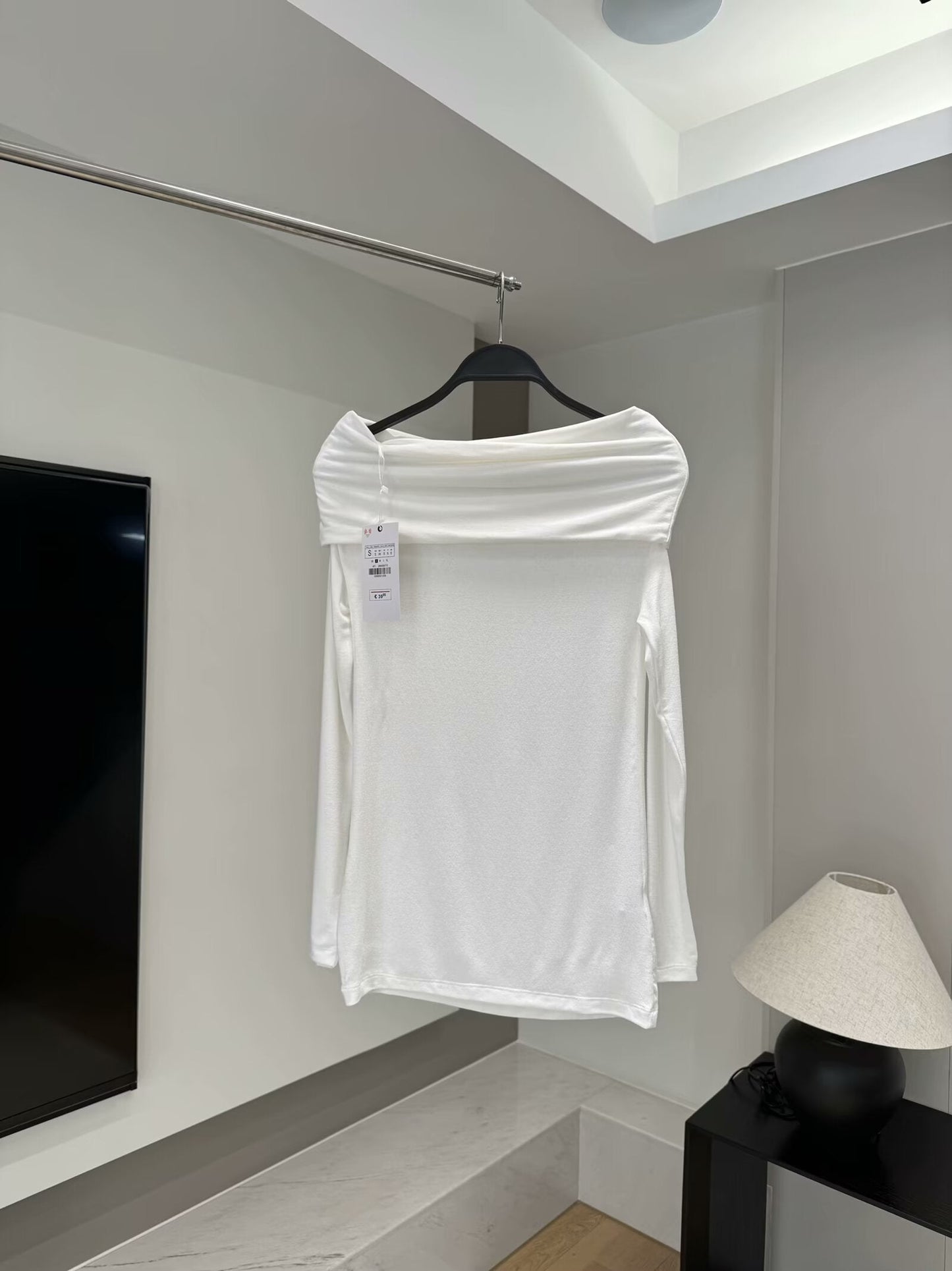 טופ חדש לנשים עם קפלים ושרוולים ארוכים, גזרה פתוחה ועם כתפיים