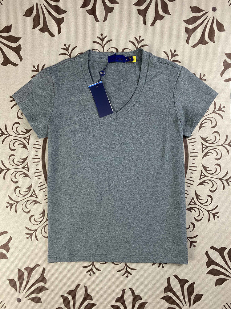 חולצת טריקו צמודה עם צווארון V בצבע אחיד ועם רקמה בצבע ג'וקר לנשים