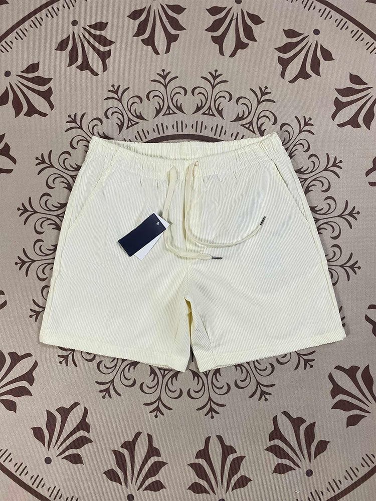 גברים ונשים עם אותם מכנסיים קצרים קז'ואל חדשים בסגנון זוג ג'וקר.