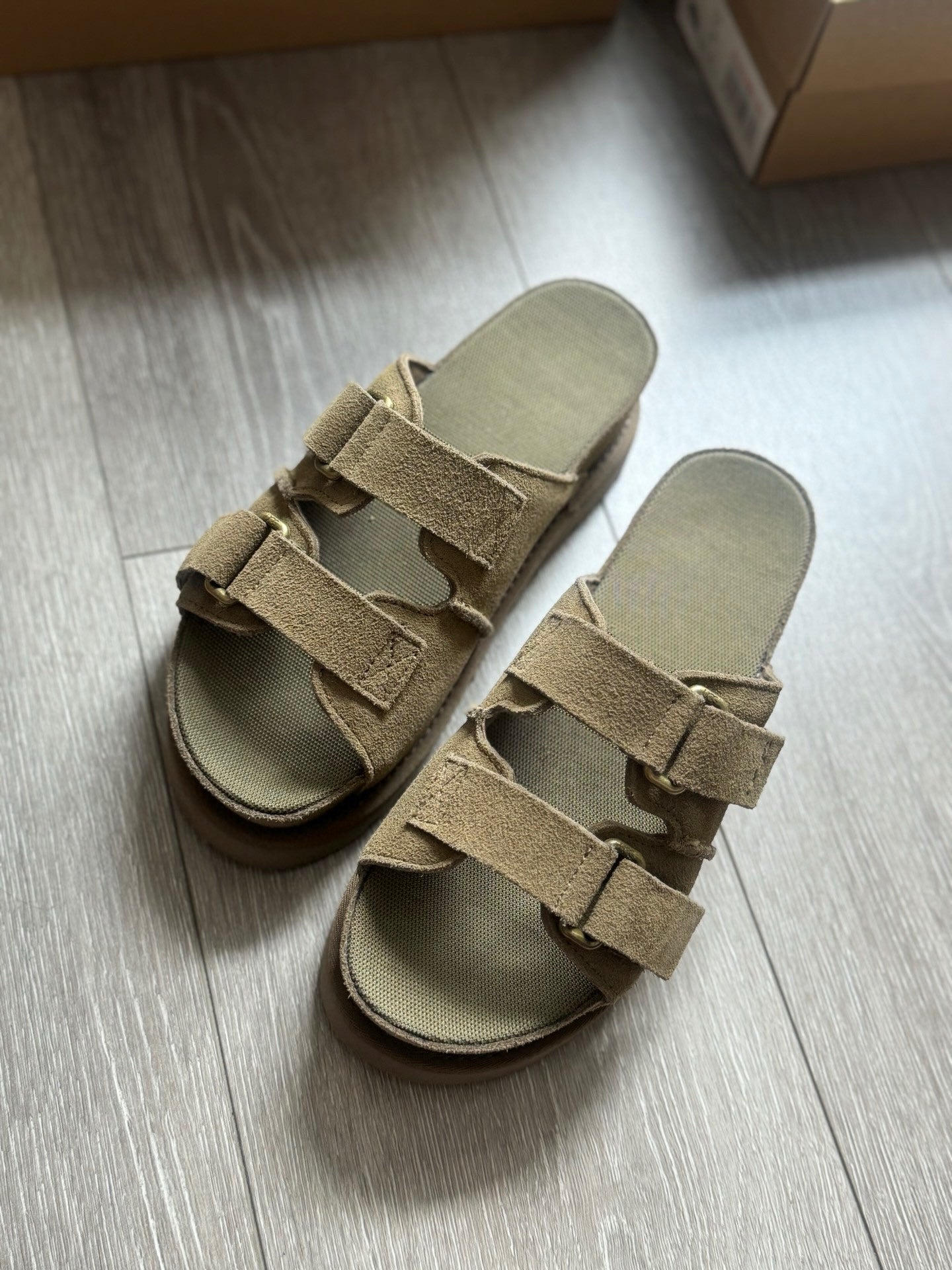 Women's New Fashion Joker Casual Hook and Loop Design Platform Sandals Slippers Have A Shoe Box.