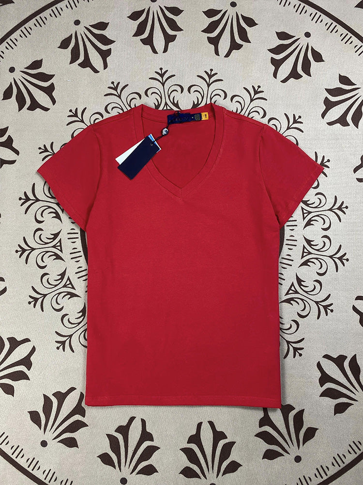 חולצת טריקו צמודה עם צווארון V בצבע אחיד ועם רקמה בצבע ג'וקר לנשים