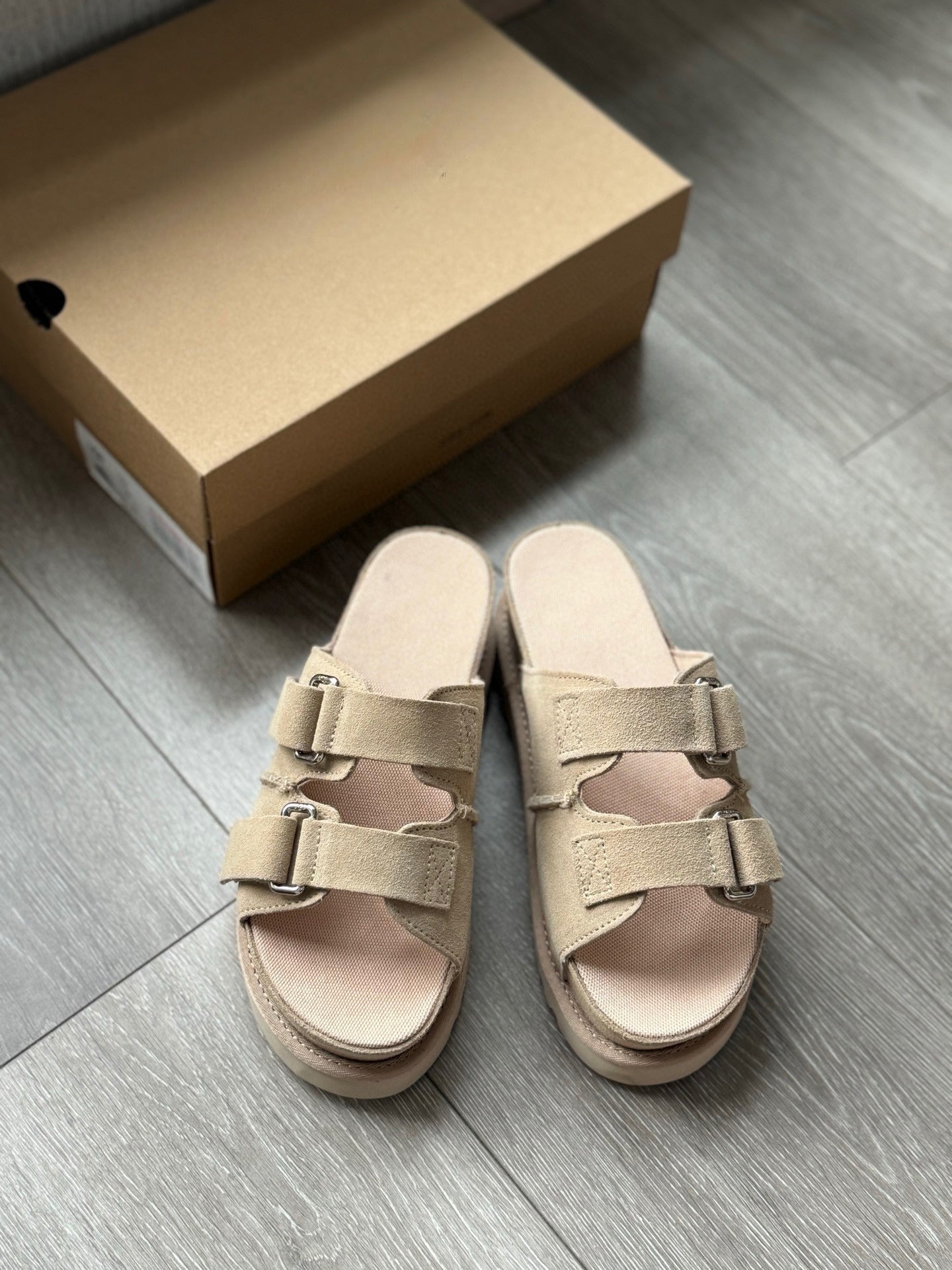 Women's New Fashion Joker Casual Hook and Loop Design Platform Sandals Slippers Have A Shoe Box.