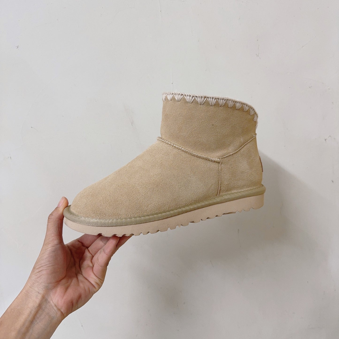 New winter knitted wool shoes snow boots have a shoe box