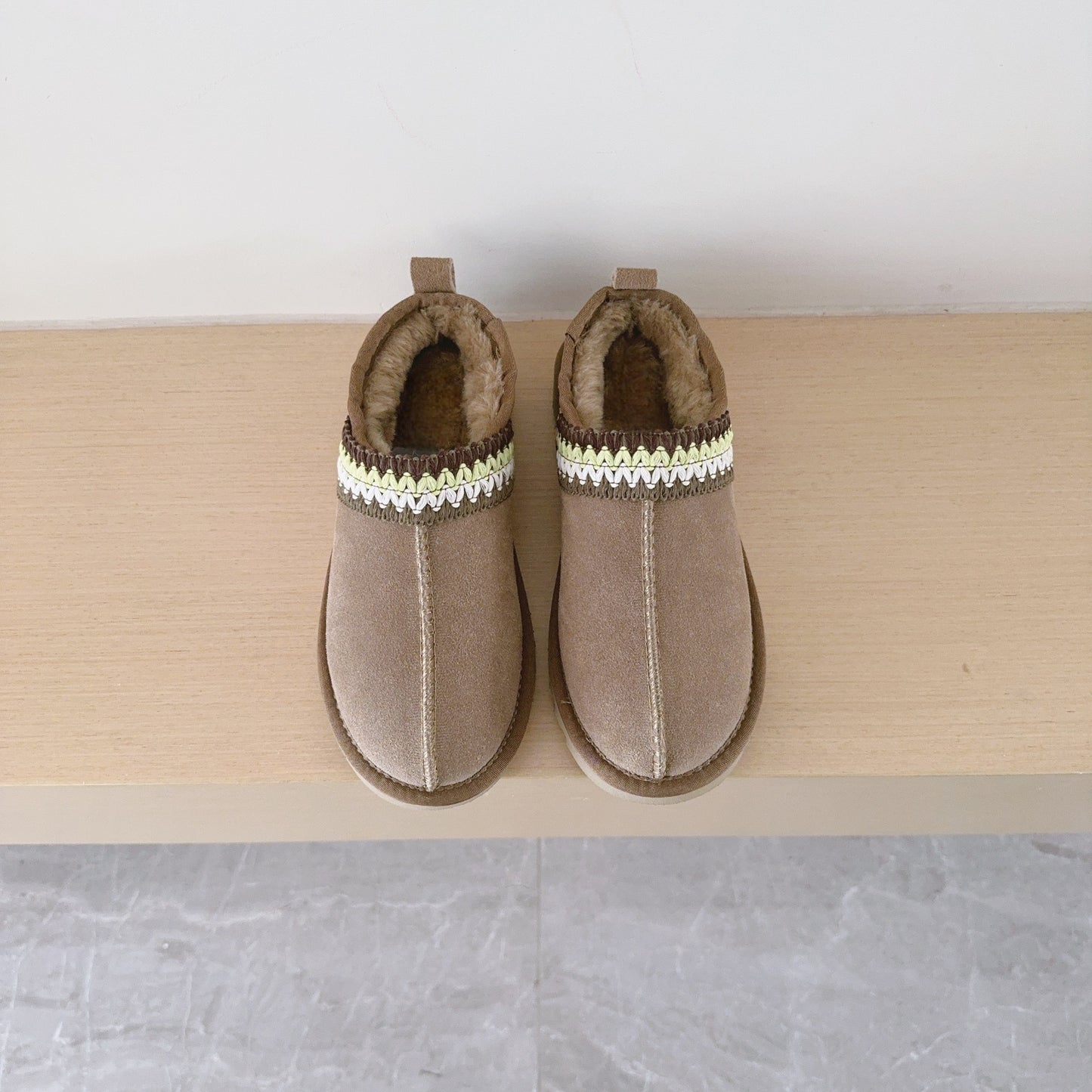 Women's new one-pedal thick-soled snow boots have a shoe box