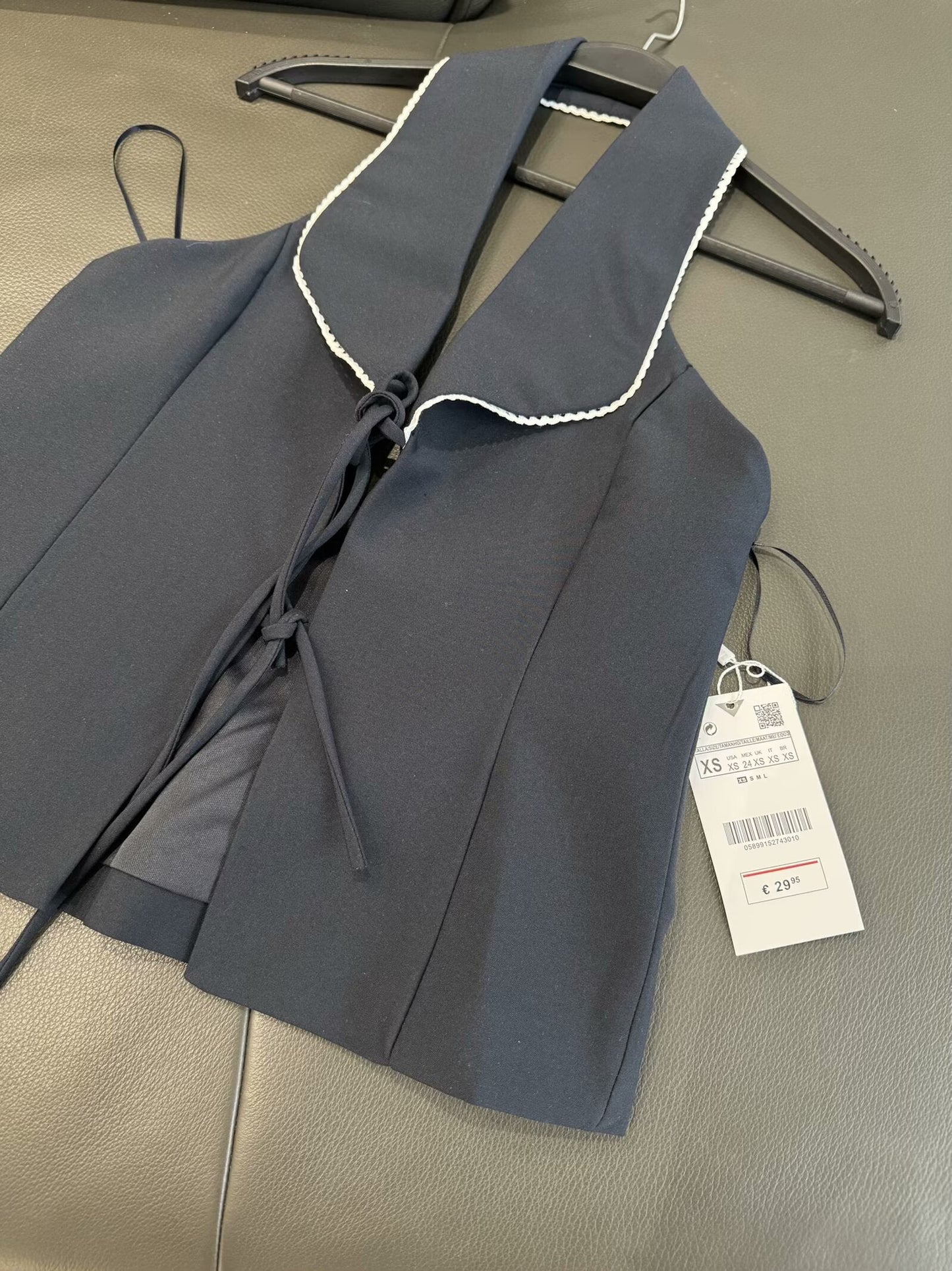 טופ אופנה חדשה לנשים לשנת 2025 עם קשירה וצווארון תלוי