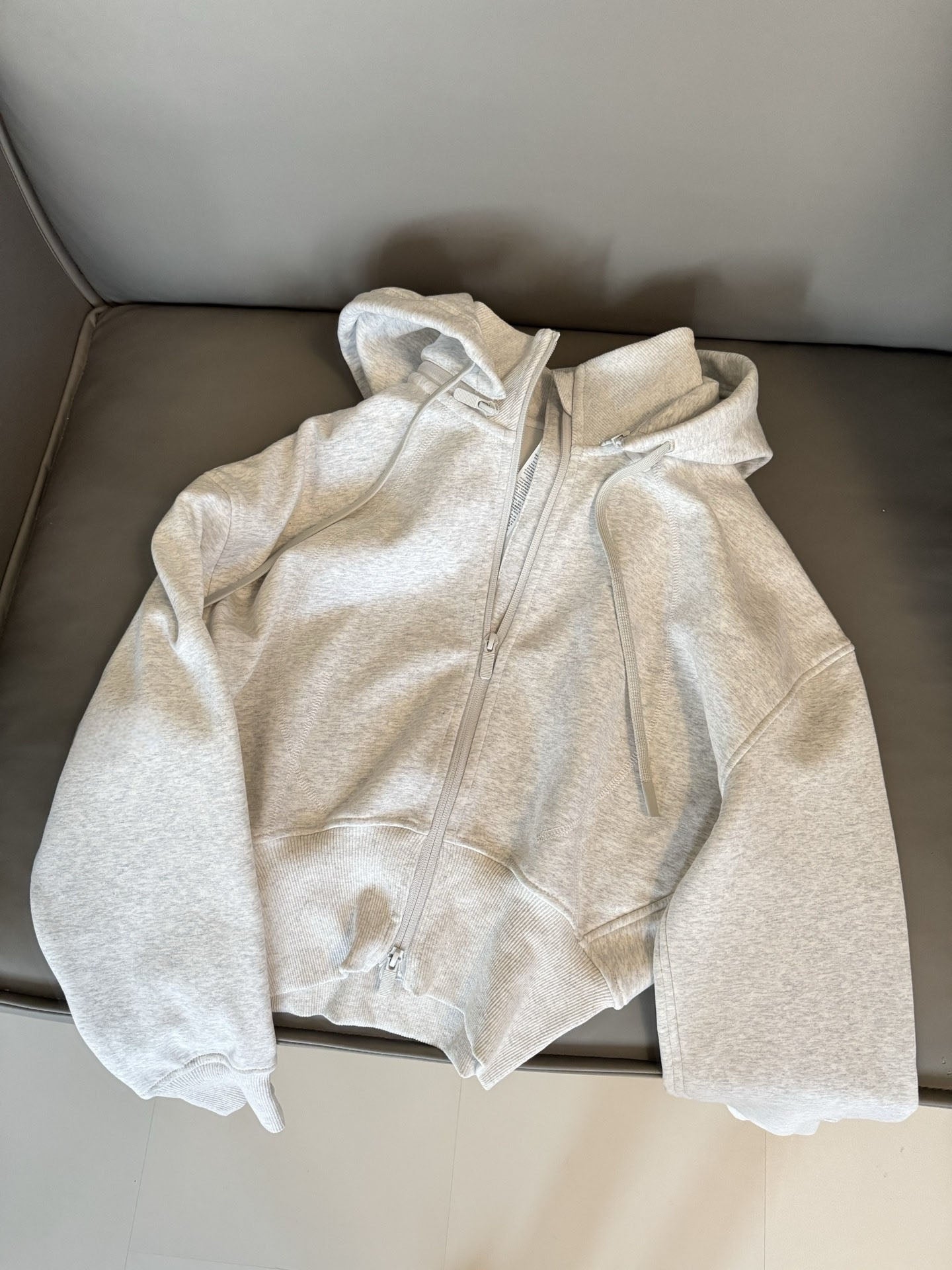 סווטשירט קז'ואל רב-תכליתי חדש לנשים של LU עם קפוצ'ון ורוכסן מוברש