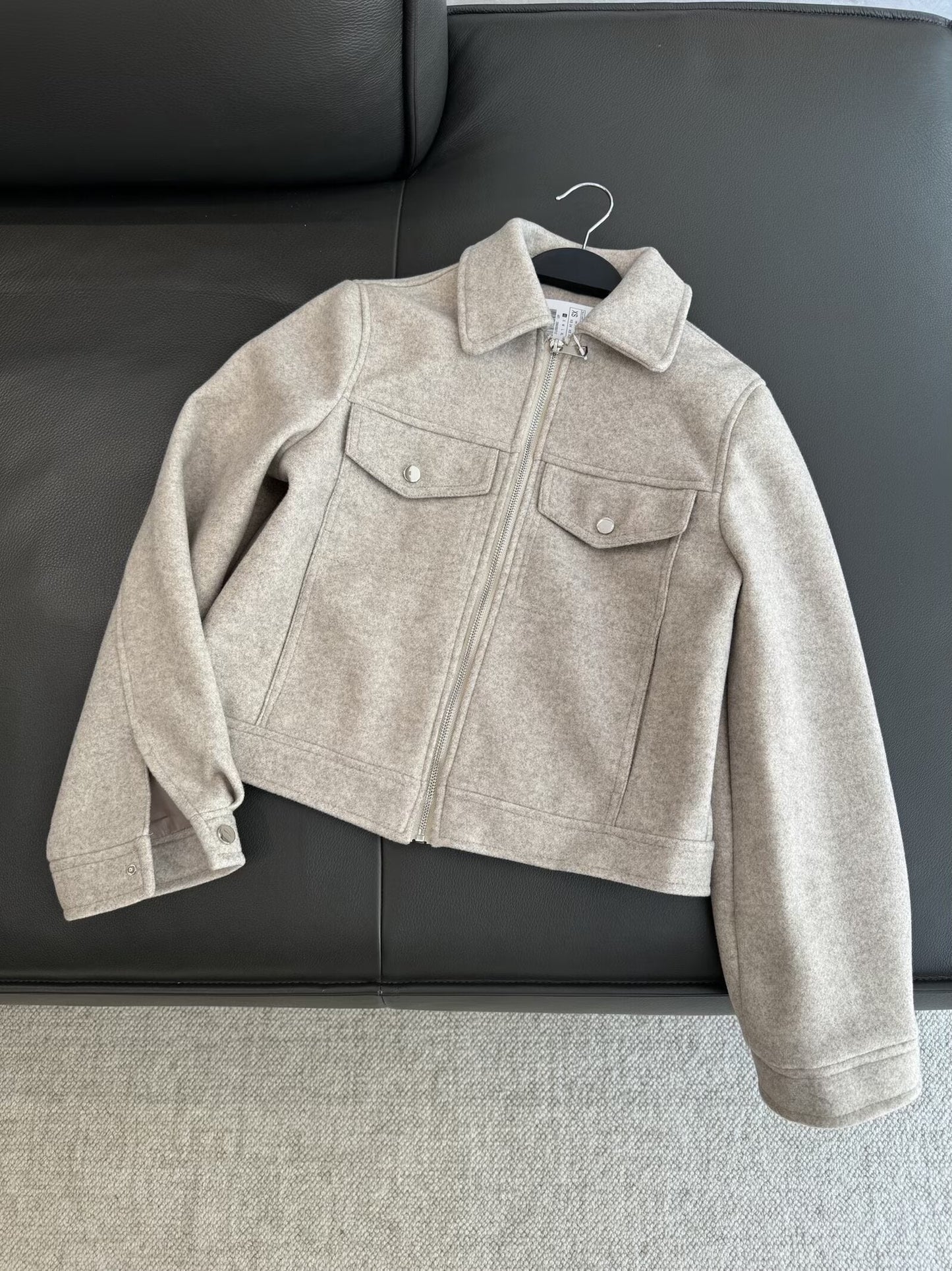 מעיל אופנה חדש לנשים לשנת 2025 עם רוכסן ומרקם רך