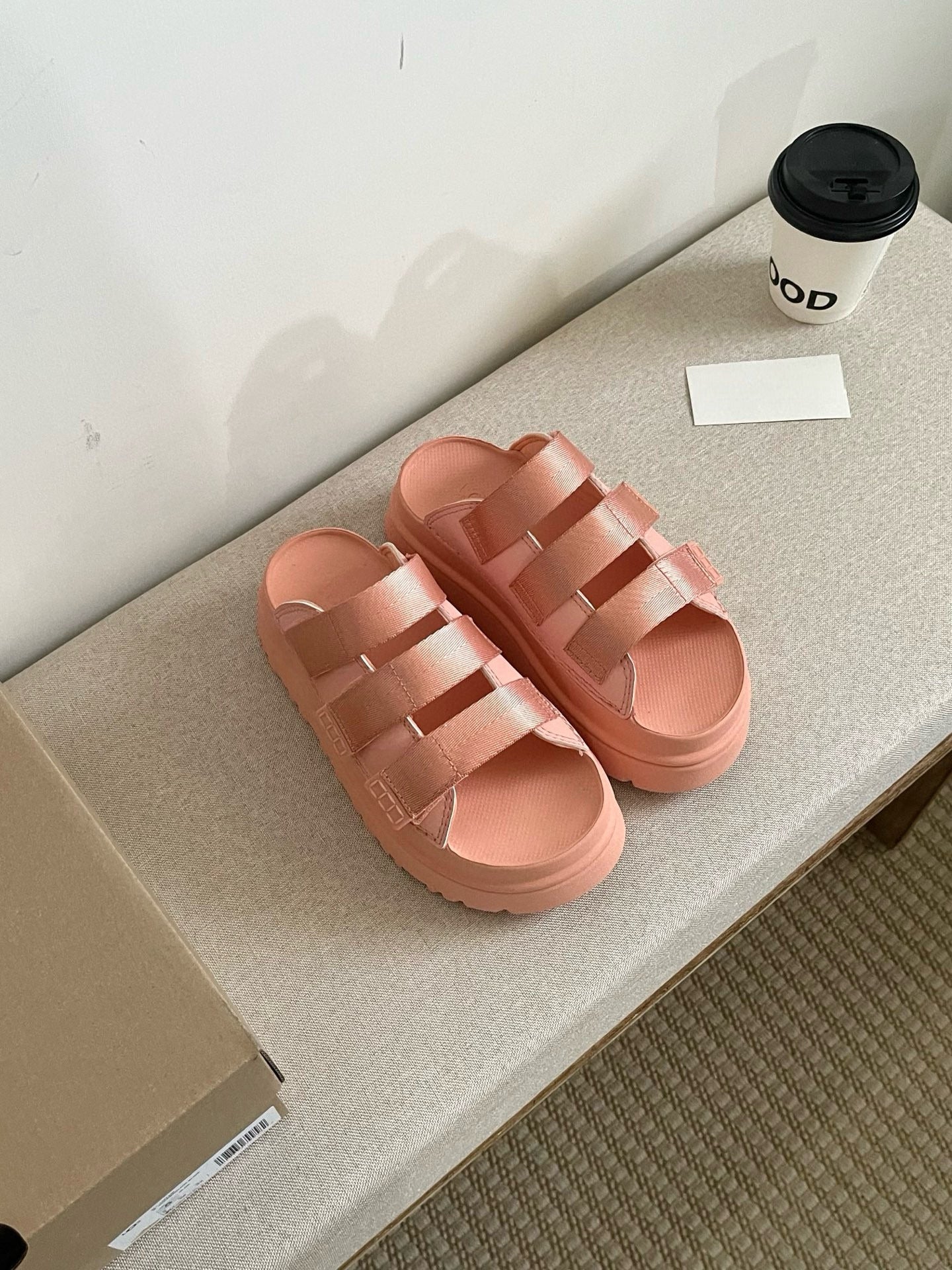 Women's New Fashion Joker Casual Thick-soled Hook and Loop Soft-soled Candy-colored Slippers and Sandals Have A Shoe Box.