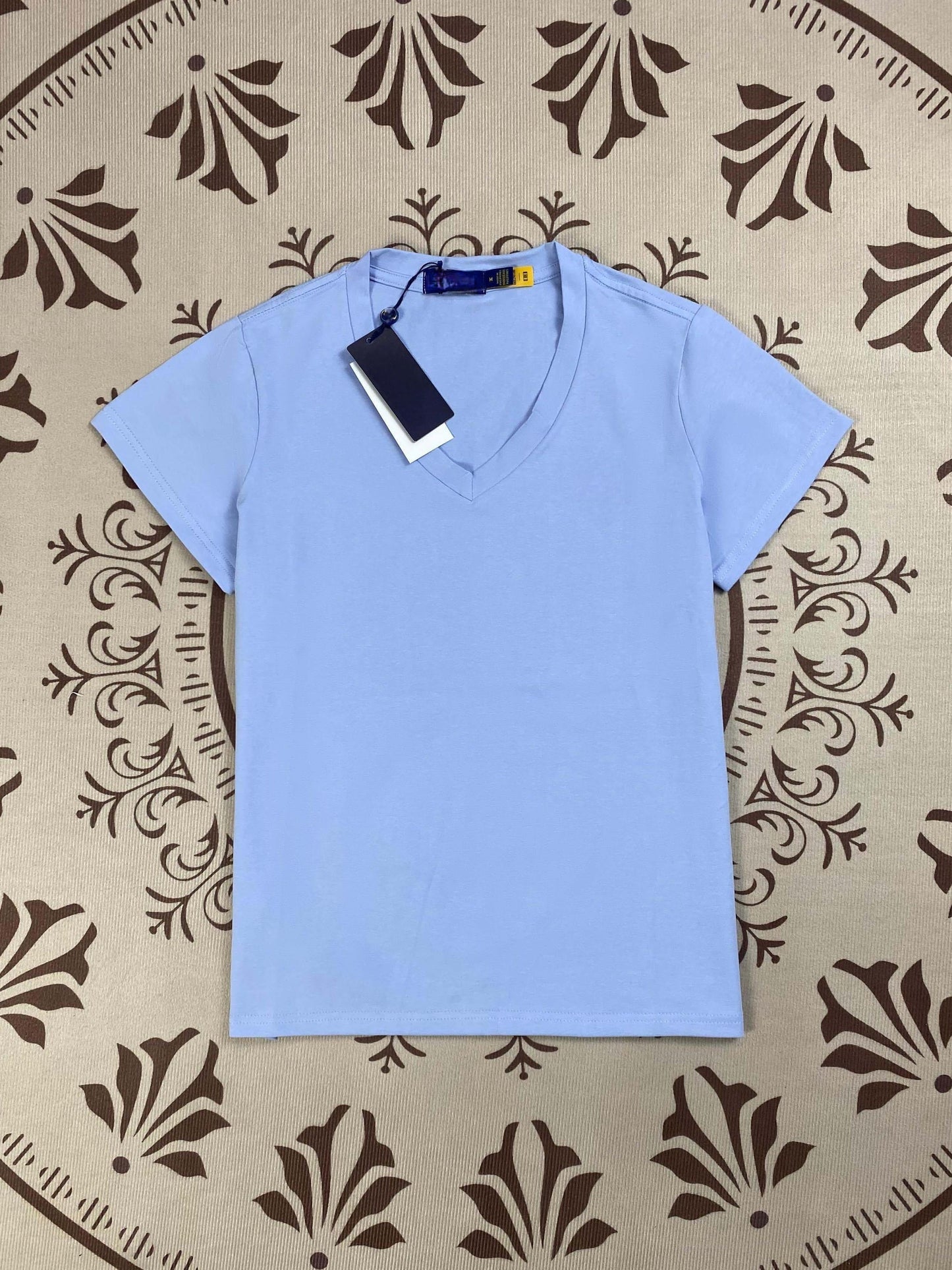 חולצת טריקו צמודה עם צווארון V בצבע אחיד ועם רקמה בצבע ג'וקר לנשים