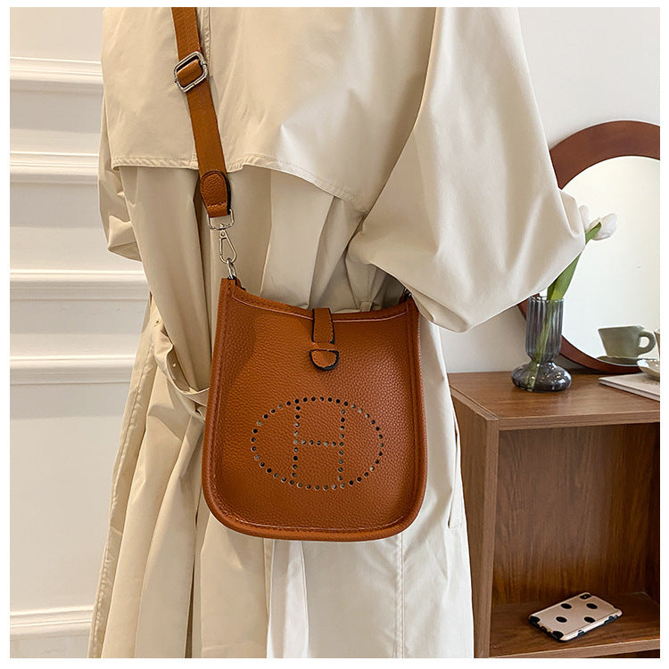 Women's New Fashion Joker Cowhide Shoulder Crossbody Bag with A High Sense of Hollowing Out The Commuter Bag.