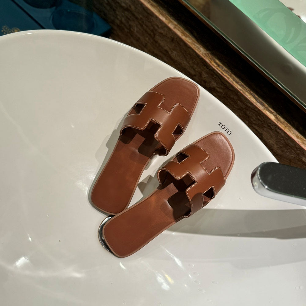 סנדלים שטוחים ודקים עם עקבים גבוהים לנשים, אופנתיים וקז'ואל.