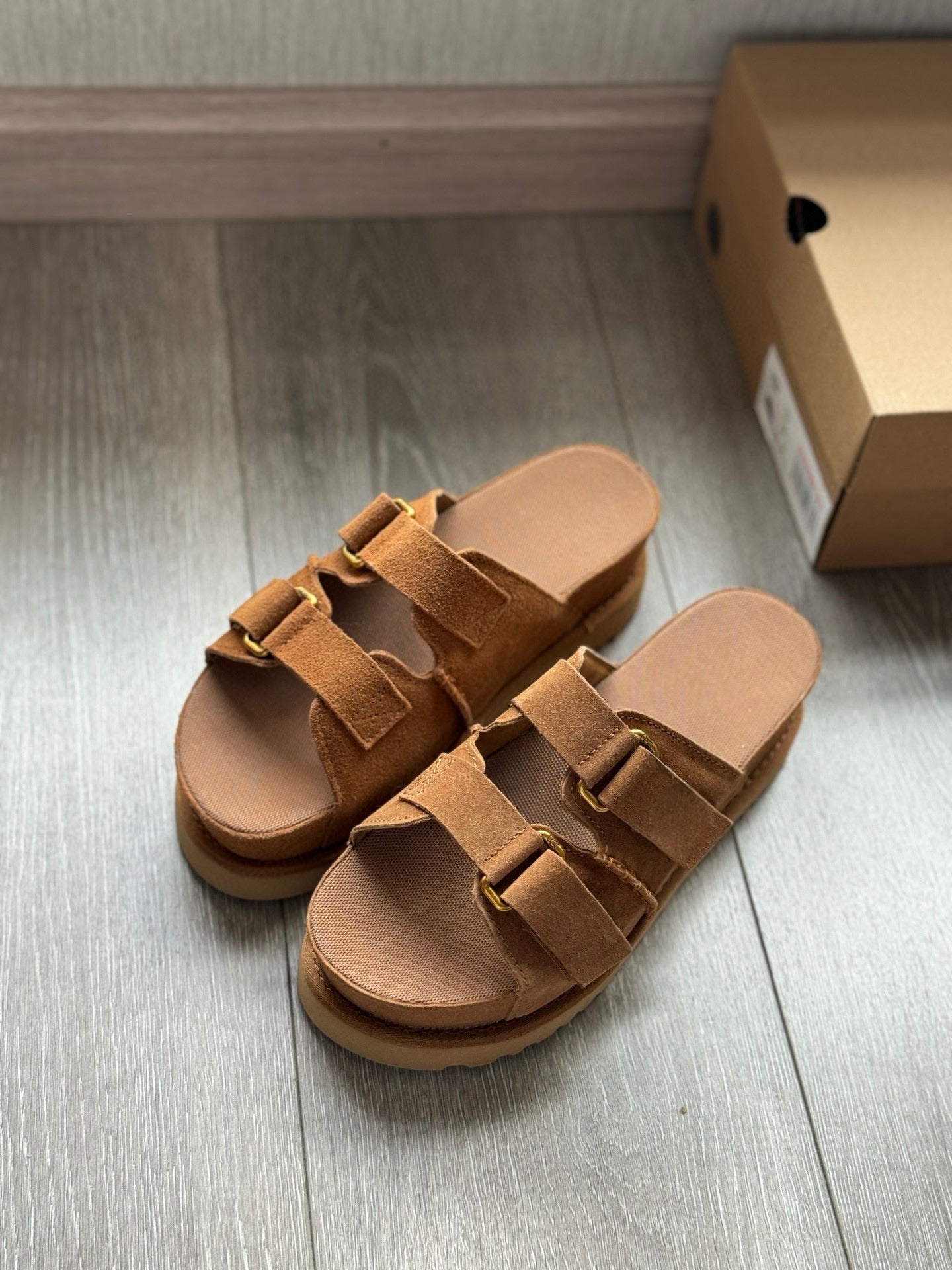 Women's New Fashion Joker Casual Hook and Loop Design Platform Sandals Slippers Have A Shoe Box.