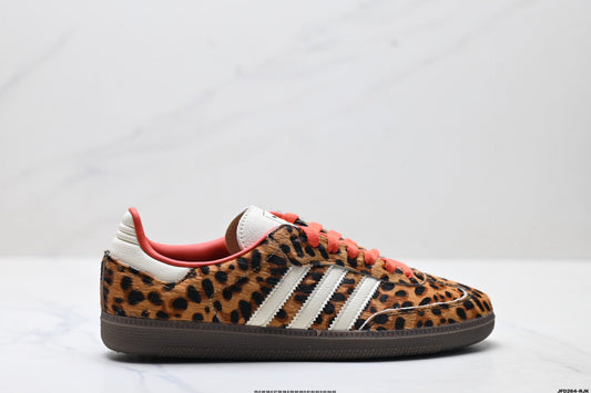 Men's and women's new leisure Joker Leopard-printed German training football style low-cut leisure sports shoes have a shoe box.