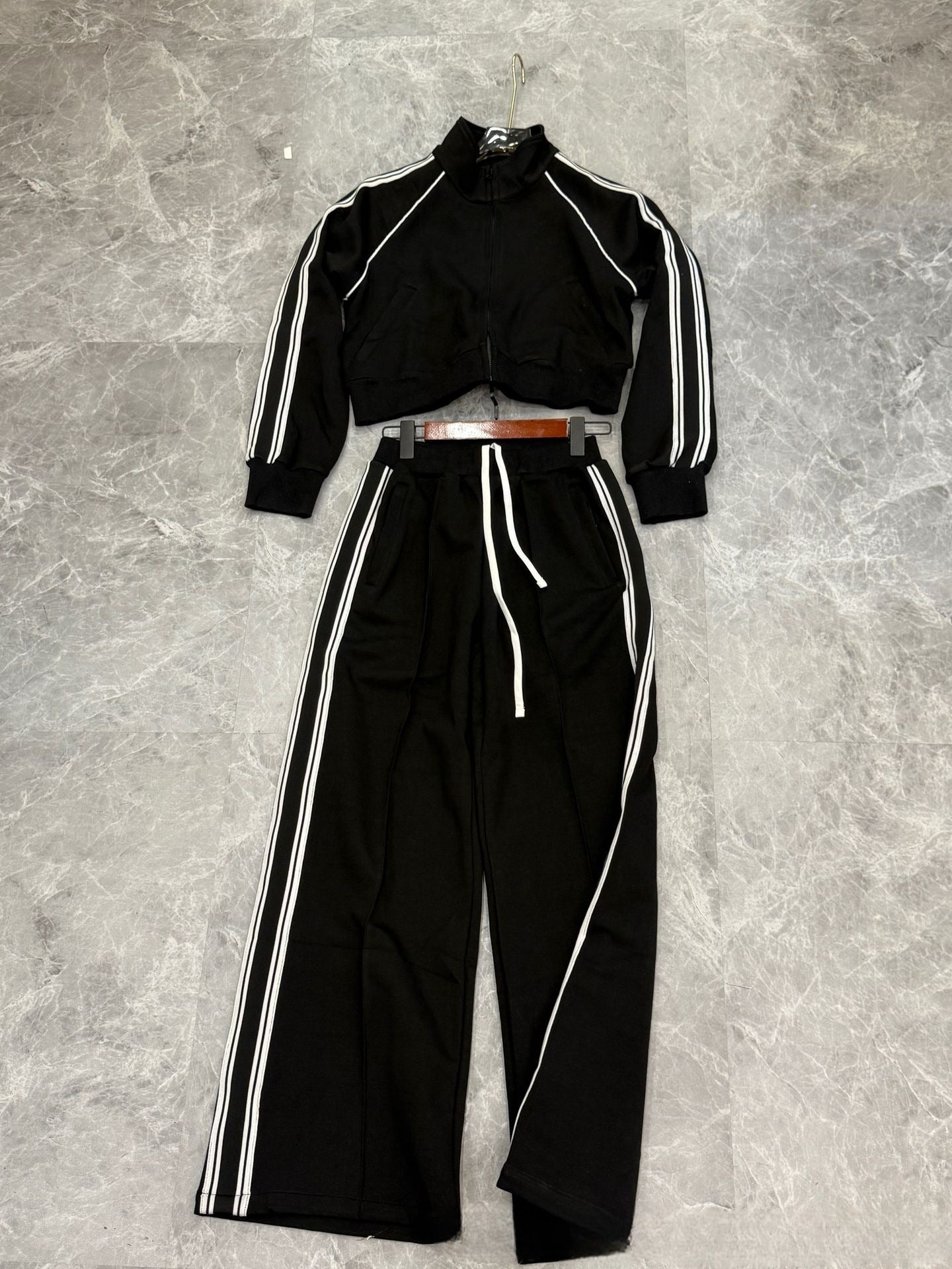 Women's new sports style short jacket and shorts suit