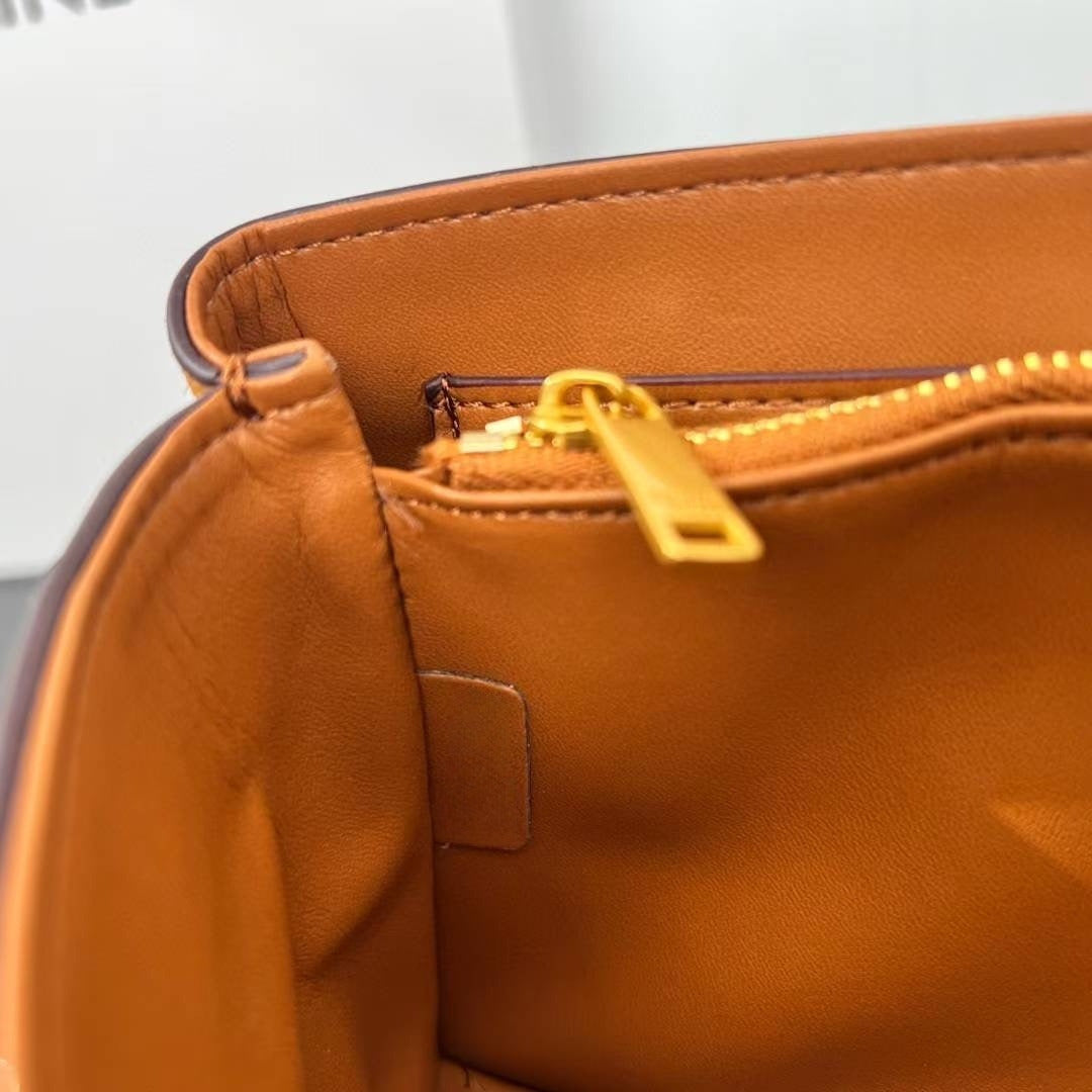 תיק יד חדש לנשים עם עיצוב נפתח מעור מט ממתכת בצבע ג'וקר.