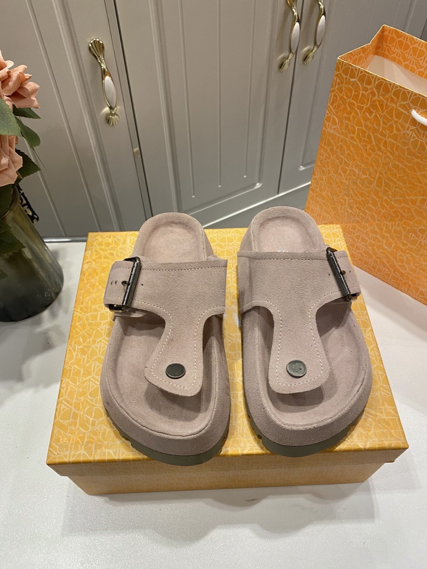 Women's New Fashion Joker Toe Clip Design Thick-soled Slippers Have A Shoe Box.