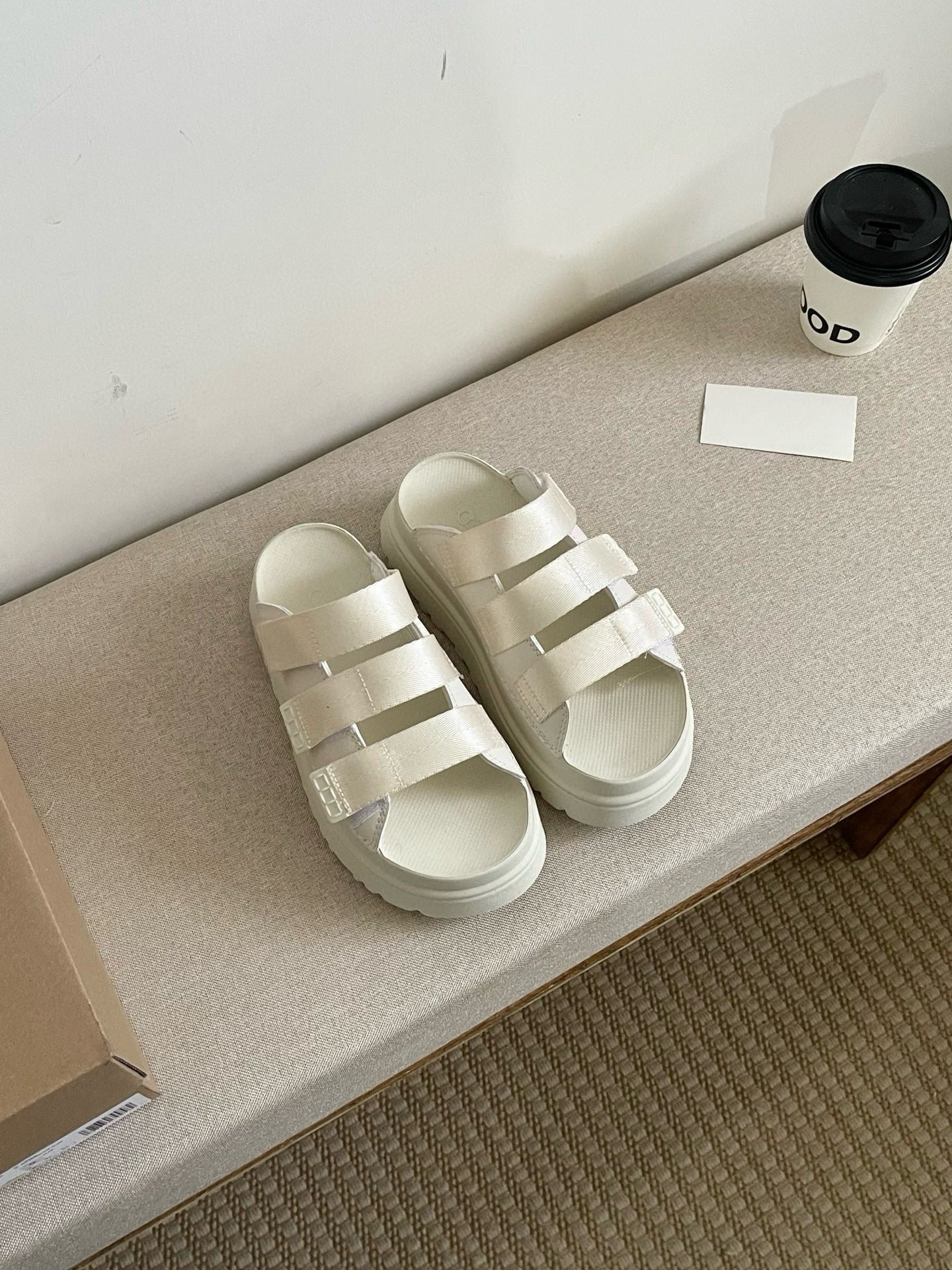 Women's New Fashion Joker Casual Thick-soled Hook and Loop Soft-soled Candy-colored Slippers and Sandals Have A Shoe Box.