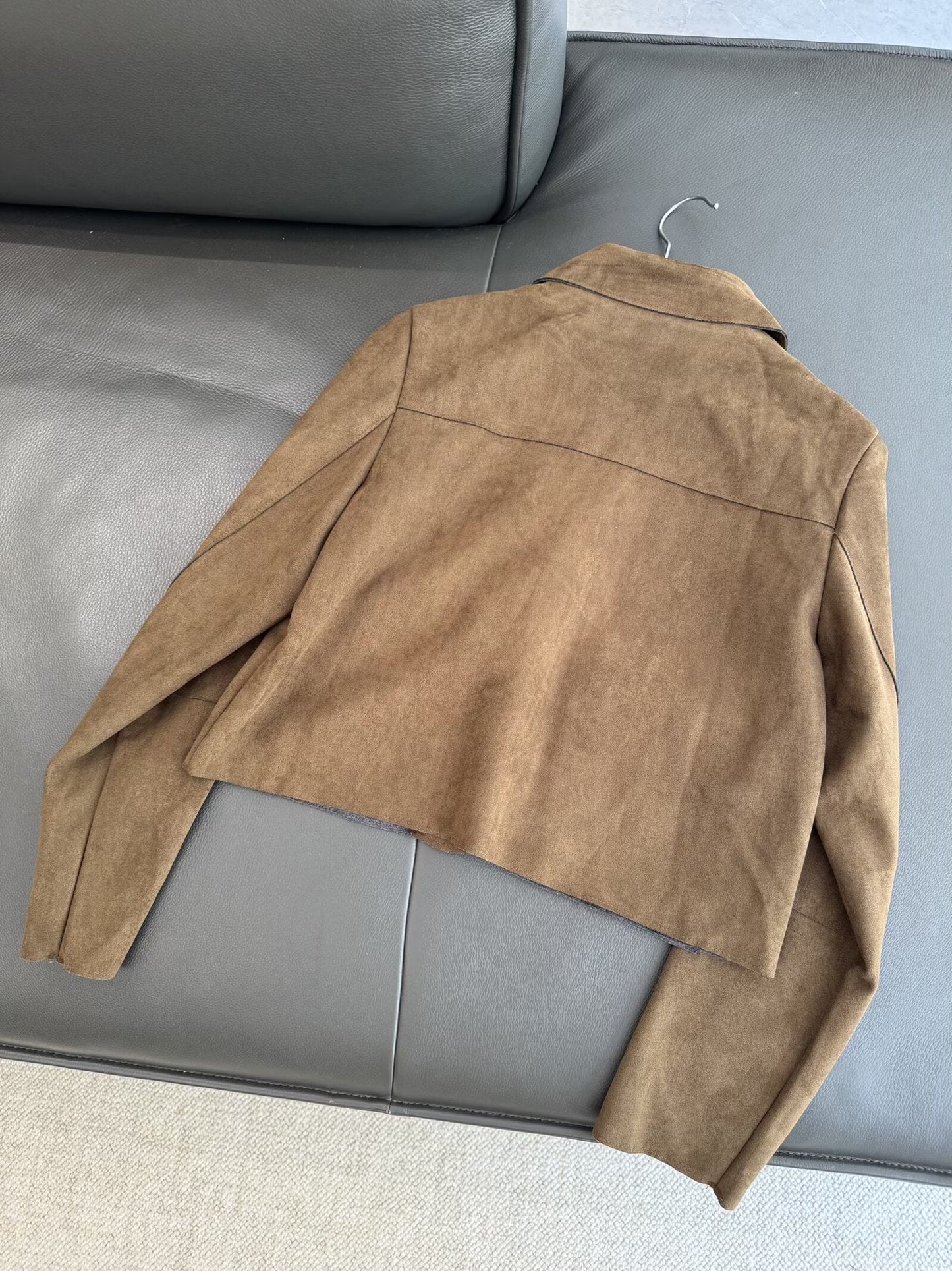 מעיל קצר עם רוכסן ואפקט עור אנטי-זמש לנשים לשנת 2025