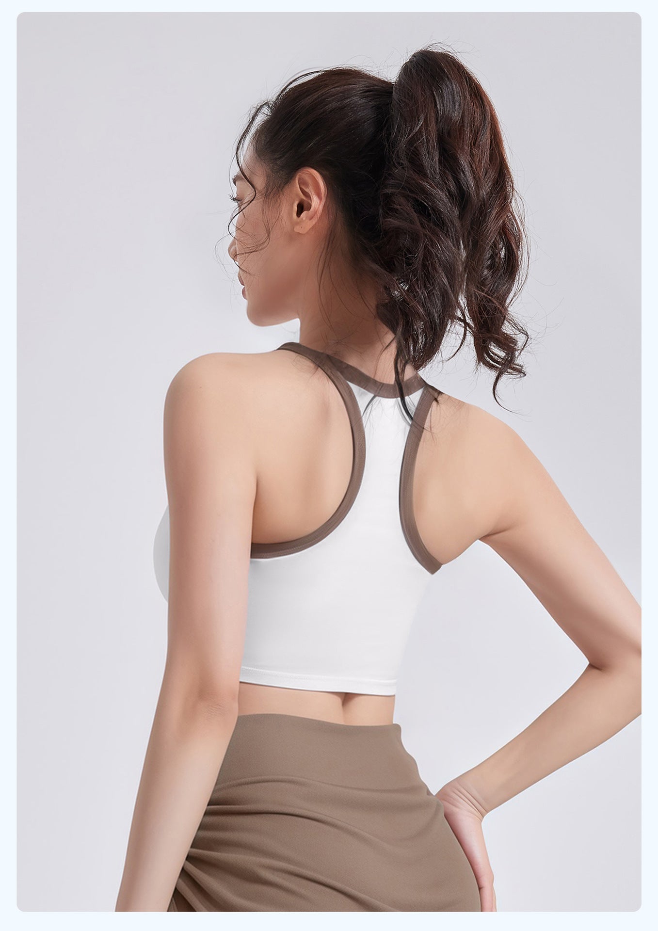 גופיית ספורט חדשה ואופנתית לנשים של LU, ג'וקר, עם גב יפהפה, עמידה בזעזועים.