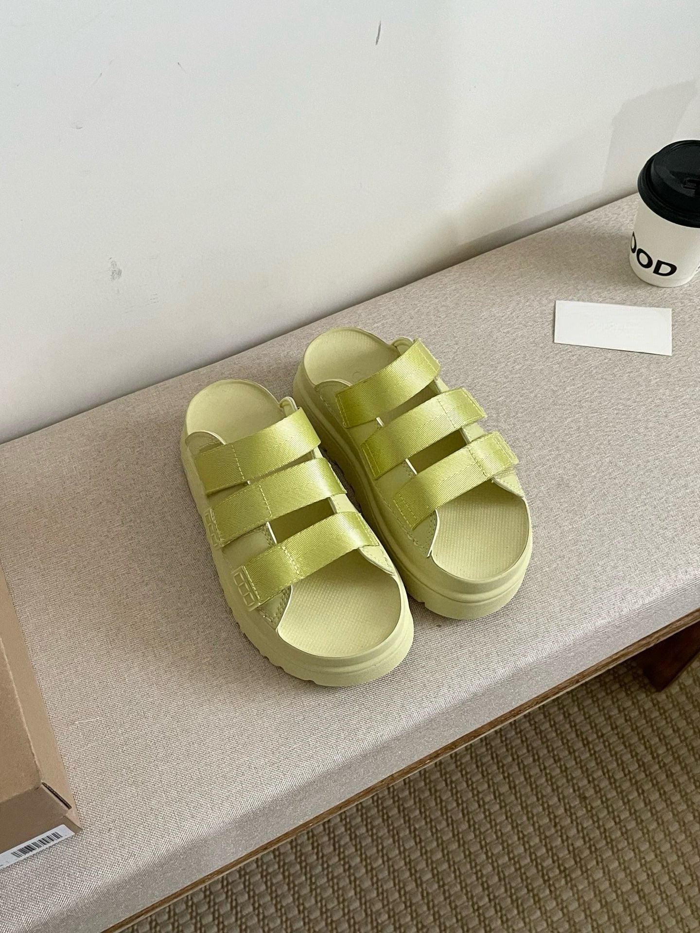 Women's New Fashion Joker Casual Thick-soled Hook and Loop Soft-soled Candy-colored Slippers and Sandals Have A Shoe Box.