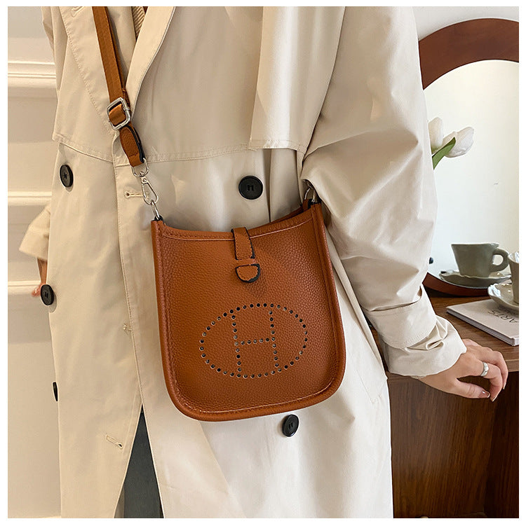 Women's New Fashion Joker Cowhide Shoulder Crossbody Bag with A High Sense of Hollowing Out The Commuter Bag.