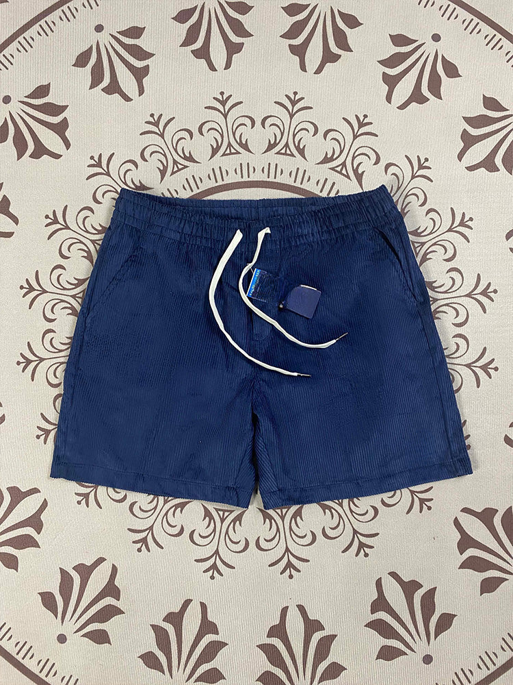 גברים ונשים עם אותם מכנסיים קצרים קז'ואל חדשים בסגנון זוג ג'וקר.