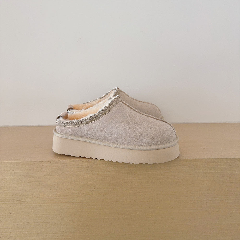 Women's embroidered thick-soled semi-mopped snow boots have a shoe box