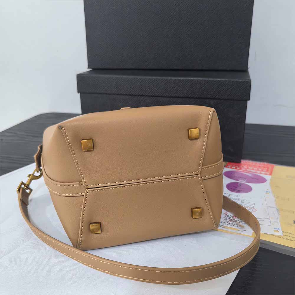 תיק דלי לנשים עם קופסה, תיק אופנה חדשה עם קיבולת גדולה של ג'וקר ואביזרים של אותיות