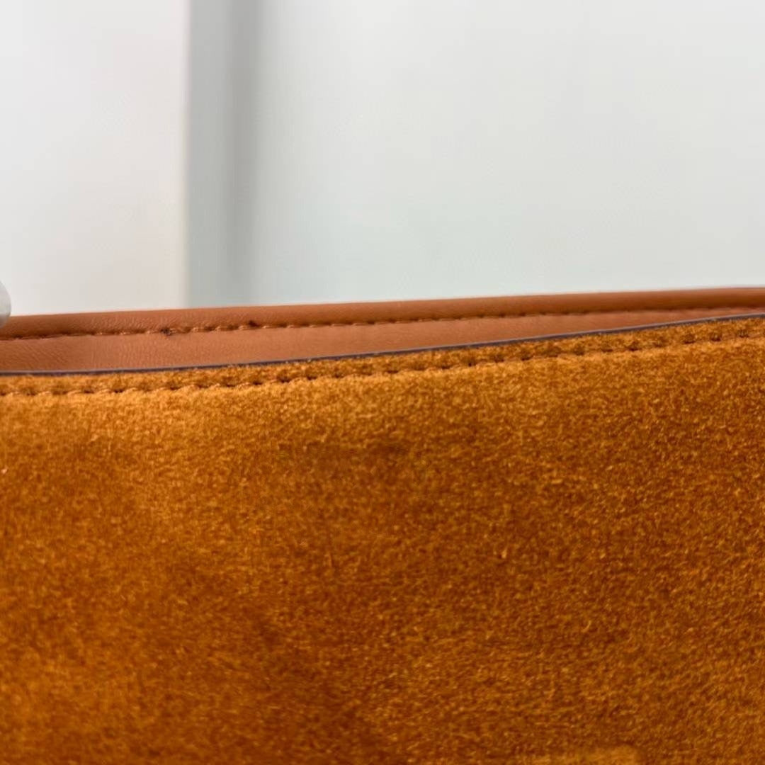 תיק יד חדש לנשים עם עיצוב נפתח מעור מט ממתכת בצבע ג'וקר.