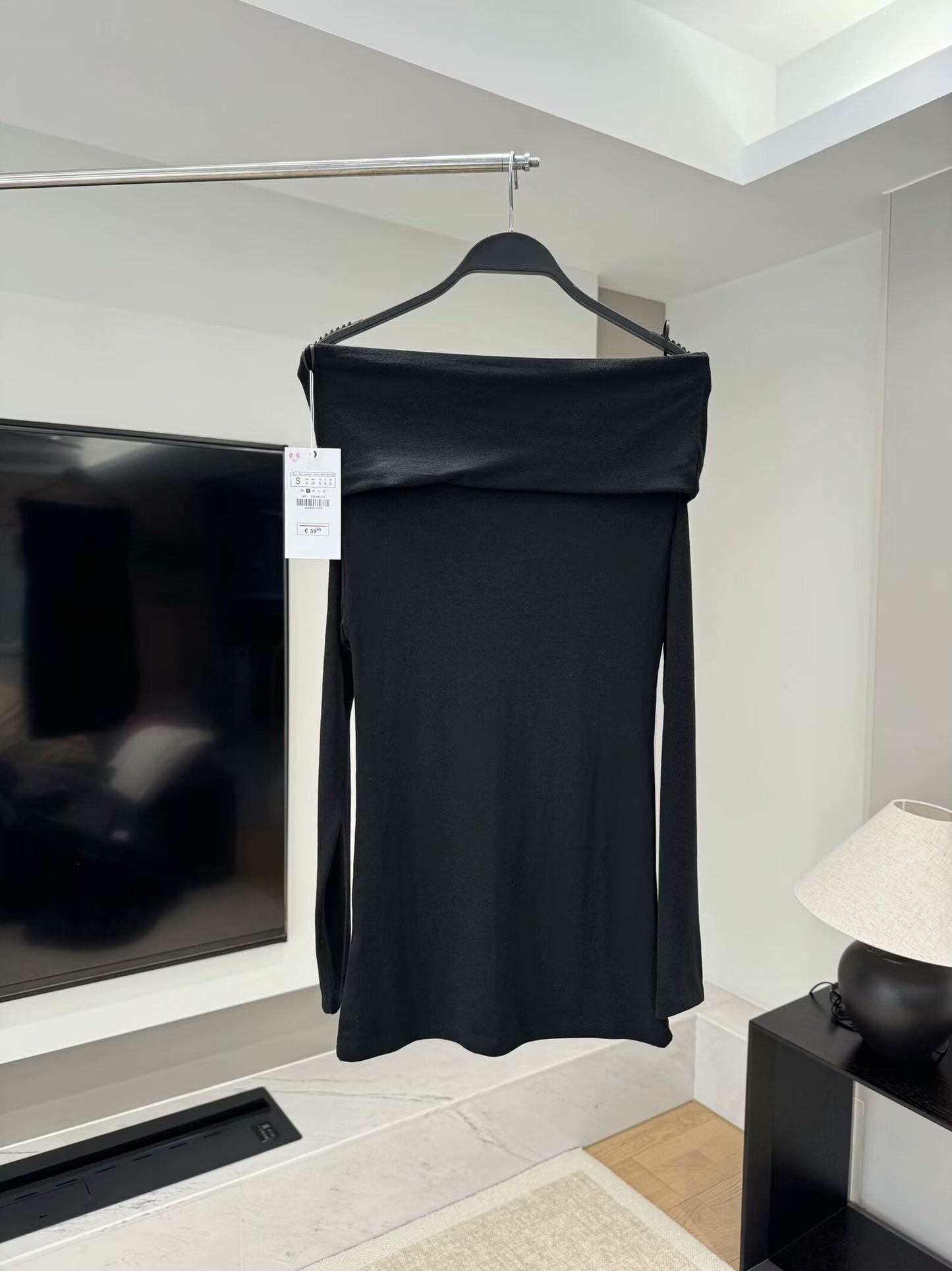 טופ חדש לנשים עם קפלים ושרוולים ארוכים, גזרה פתוחה ועם כתפיים