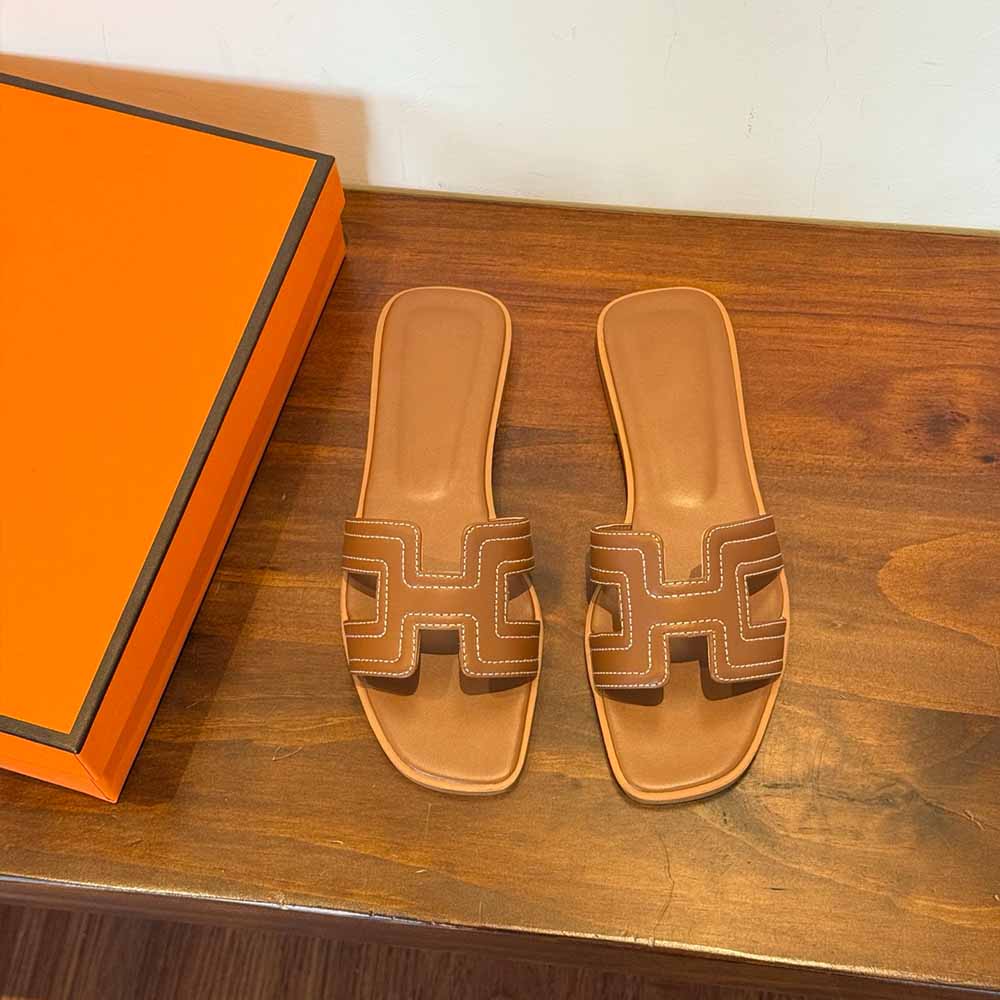 סנדלים שטוחים רקומים מעור ג'וקר לנשים אופנתיות חדשות.