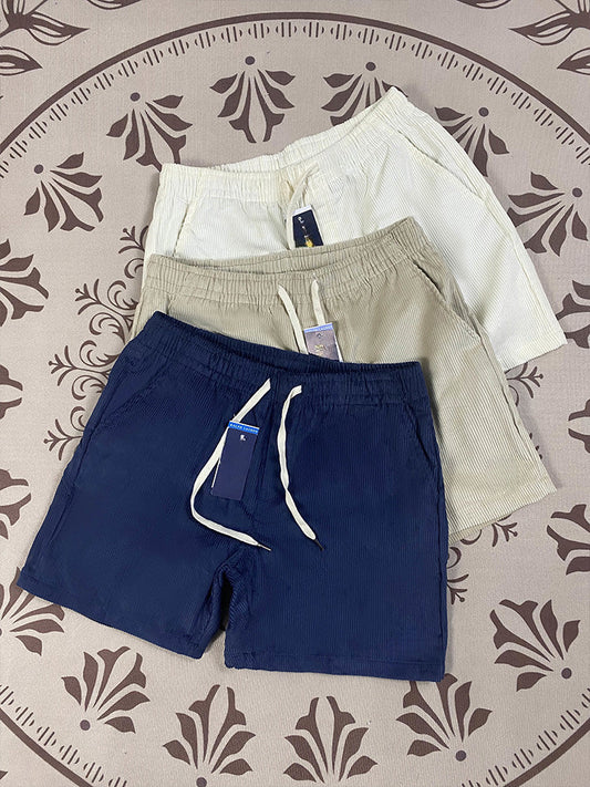 גברים ונשים עם אותם מכנסיים קצרים קז'ואל חדשים בסגנון זוג ג'וקר.