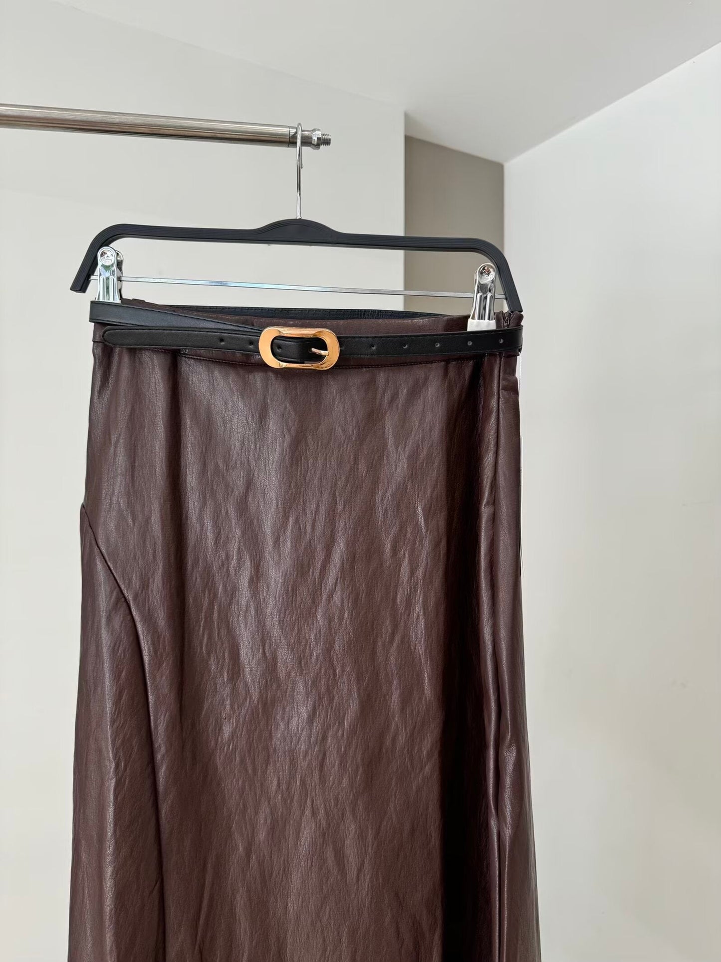 חצאית מידי בגזרה מזדמנת עם חגורה לנשים