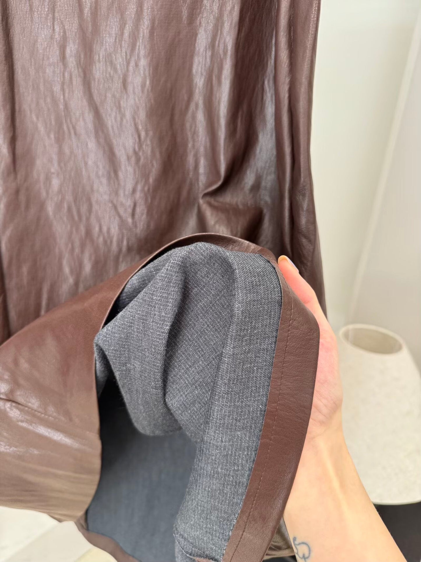 חצאית מידי בגזרה מזדמנת עם חגורה לנשים