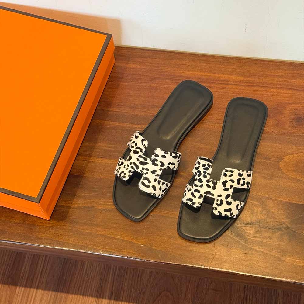 Women's new fashion casual Joker Leopard print flat-bottomed sandals wearing slippers.