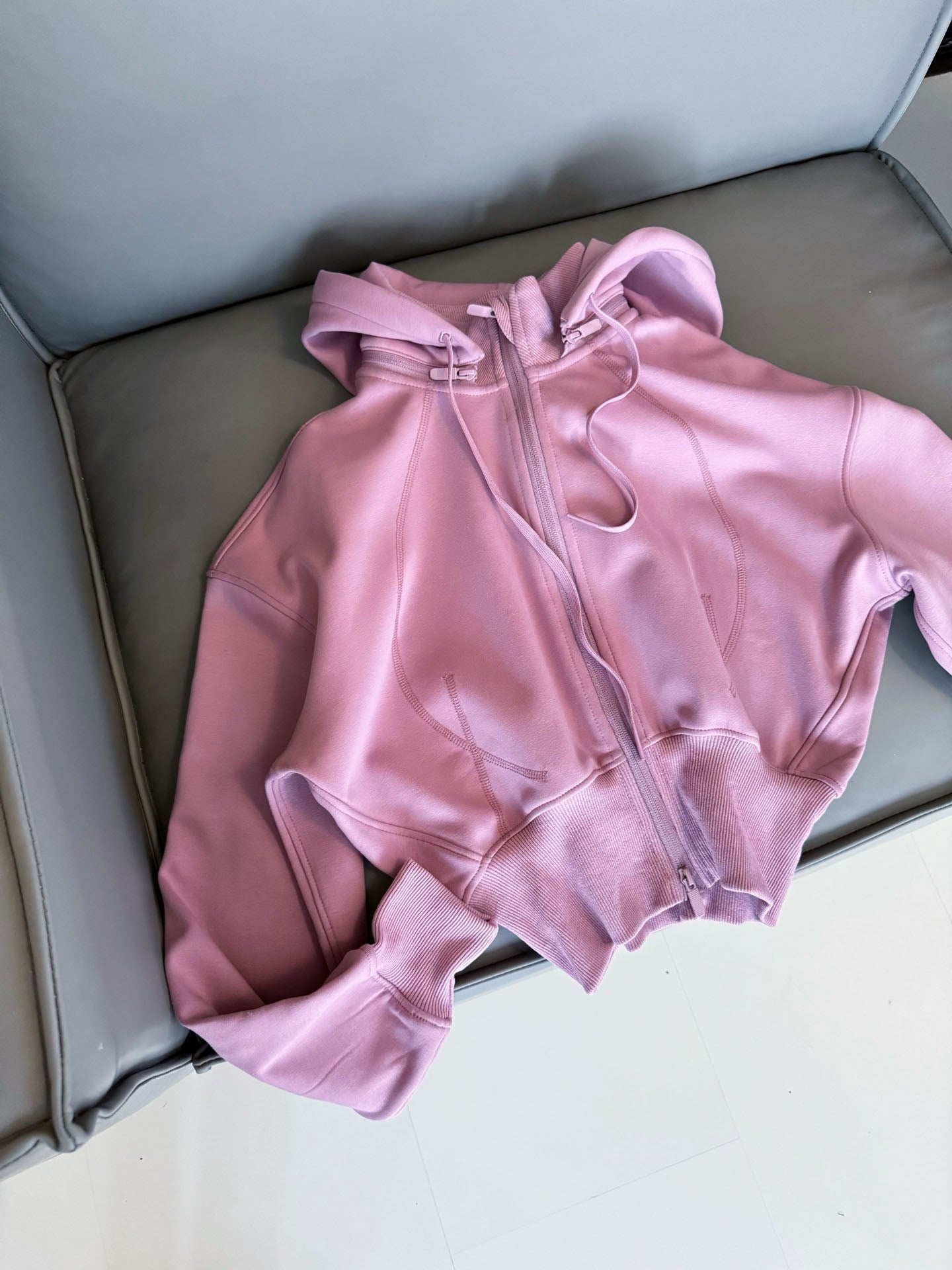 סווטשירט קז'ואל רב-תכליתי חדש לנשים של LU עם קפוצ'ון ורוכסן מוברש