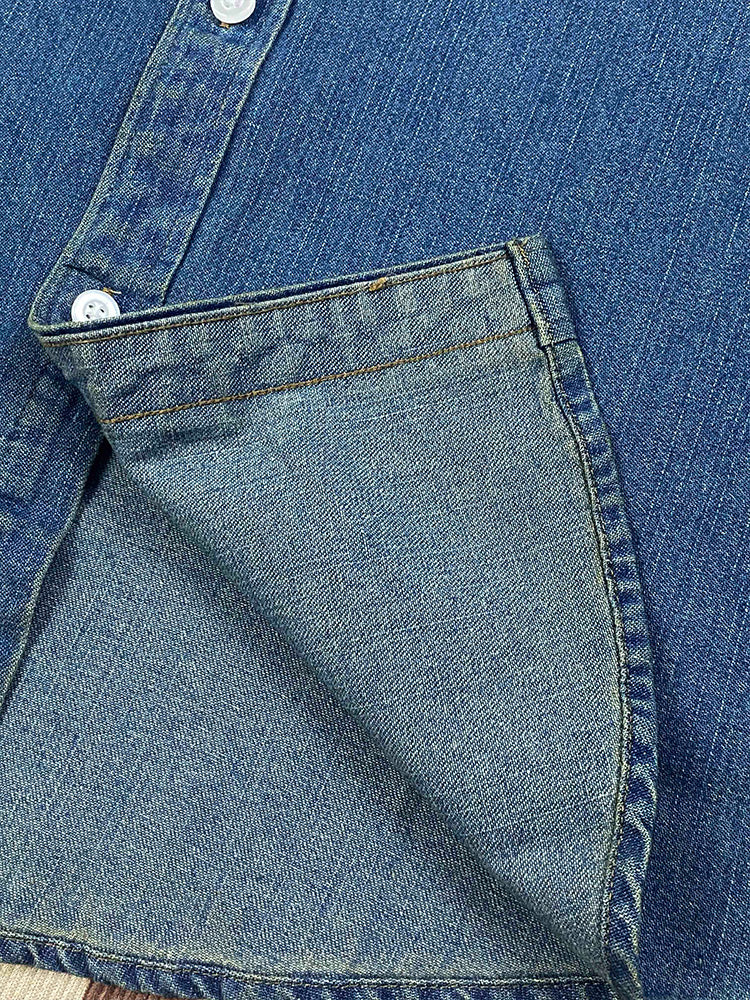 גברים ונשים עם אותה חולצה ארוכת שרוולים חדשה לזוג עם בד ג'ינס רקום של ג'וקר.