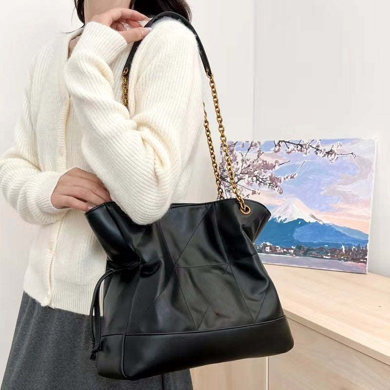 Women's new fashion Joker chain shoulder strap drawstring design large capacity shoulder bag handbag. With box