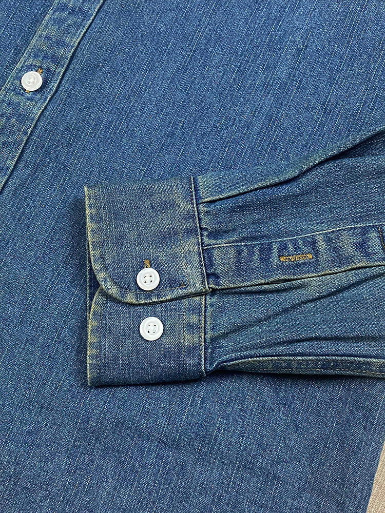 גברים ונשים עם אותה חולצה ארוכת שרוולים חדשה לזוג עם בד ג'ינס רקום של ג'וקר.