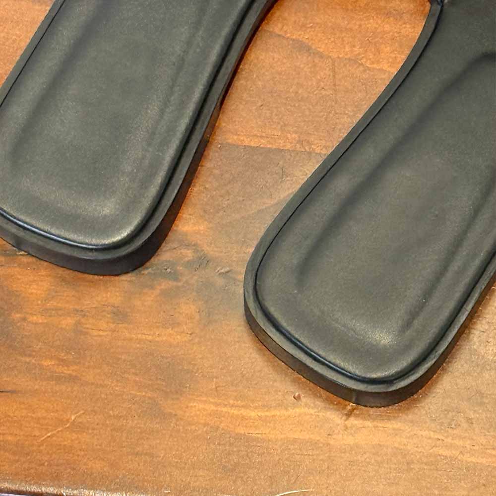 Women's new fashion casual Joker Leopard print flat-bottomed sandals wearing slippers.