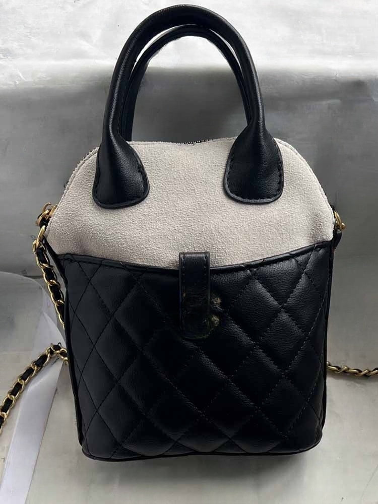 תיק קלאץ' כתף מתכוונן חדש לנשים בסגנון ג'וקר בסגנון מעוין, עשוי משרשרת זהב ישנה. 